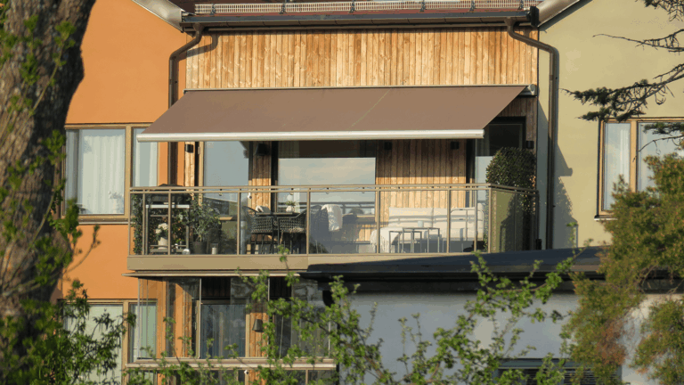 Terrassmarkis på en balkong