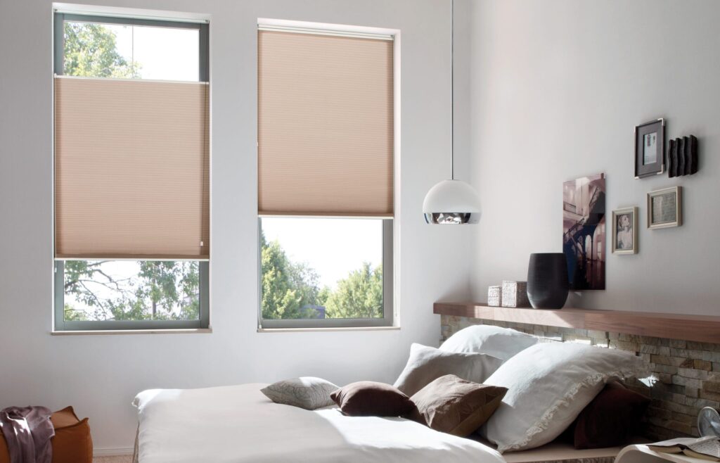 Beige brun plissegardin i sovrum