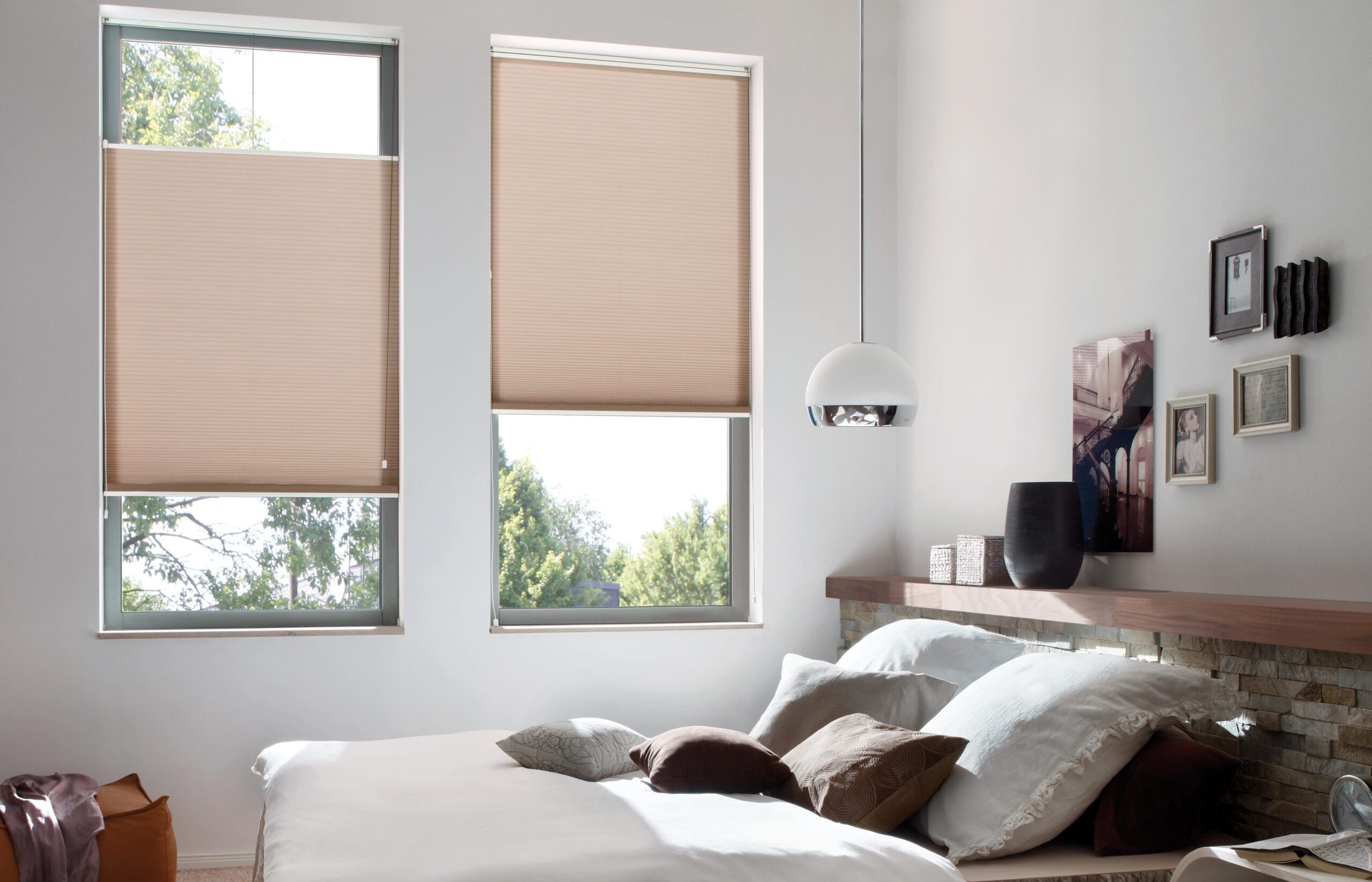 Beige brun plissegardin i sovrum