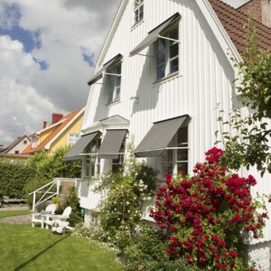 Klassiska solskydd som sitter på varje fönster