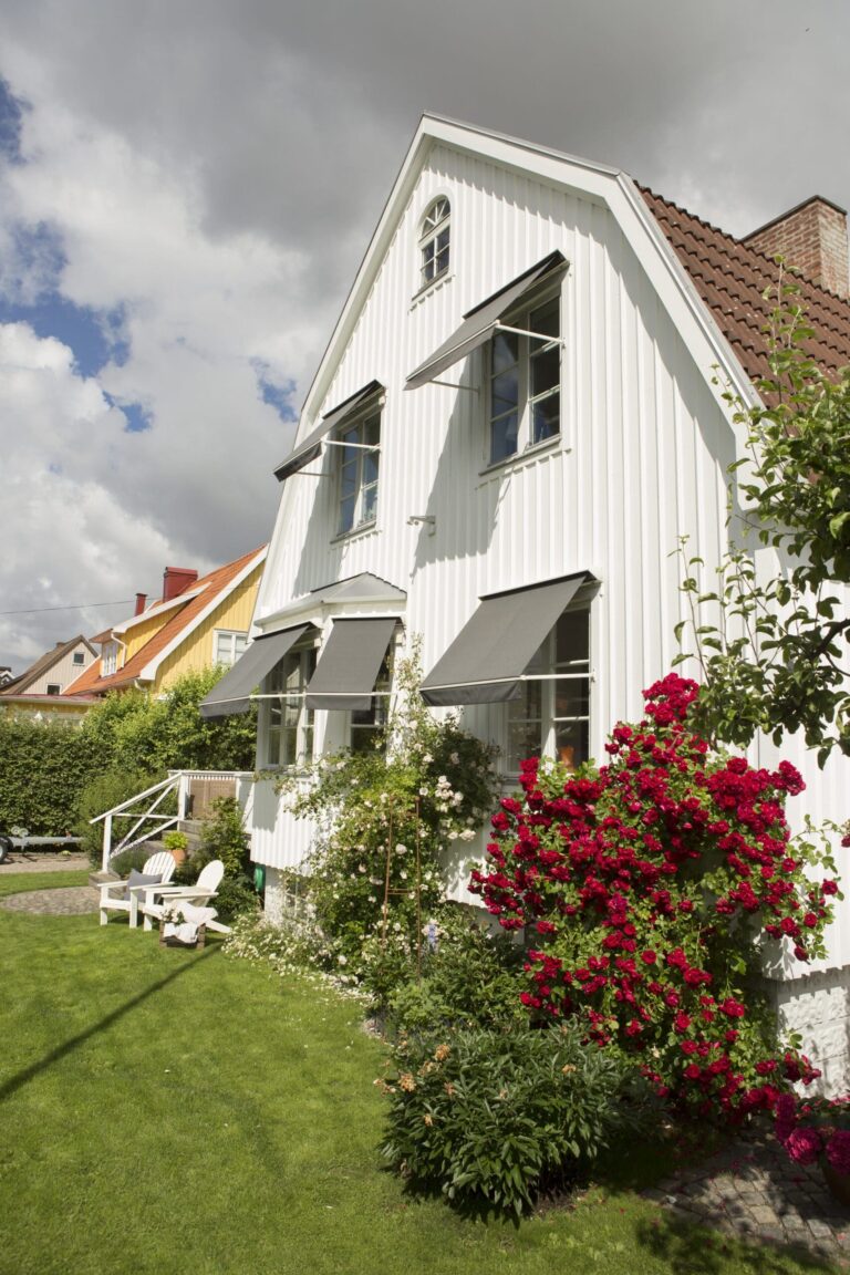 Klassiska solskydd som sitter på varje fönster